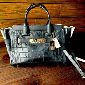 Authentic Coach swagger carryall leather handbag, excellent condition.